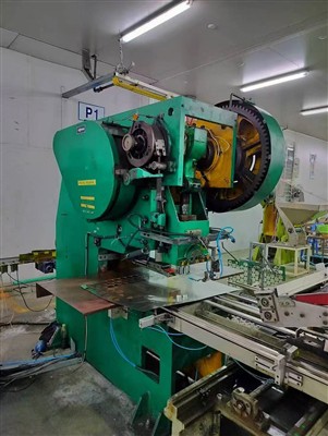 Visoko{0}}hitra{1}}očitna proizvodna linija za pokrove doseže 15.000 kosov/h